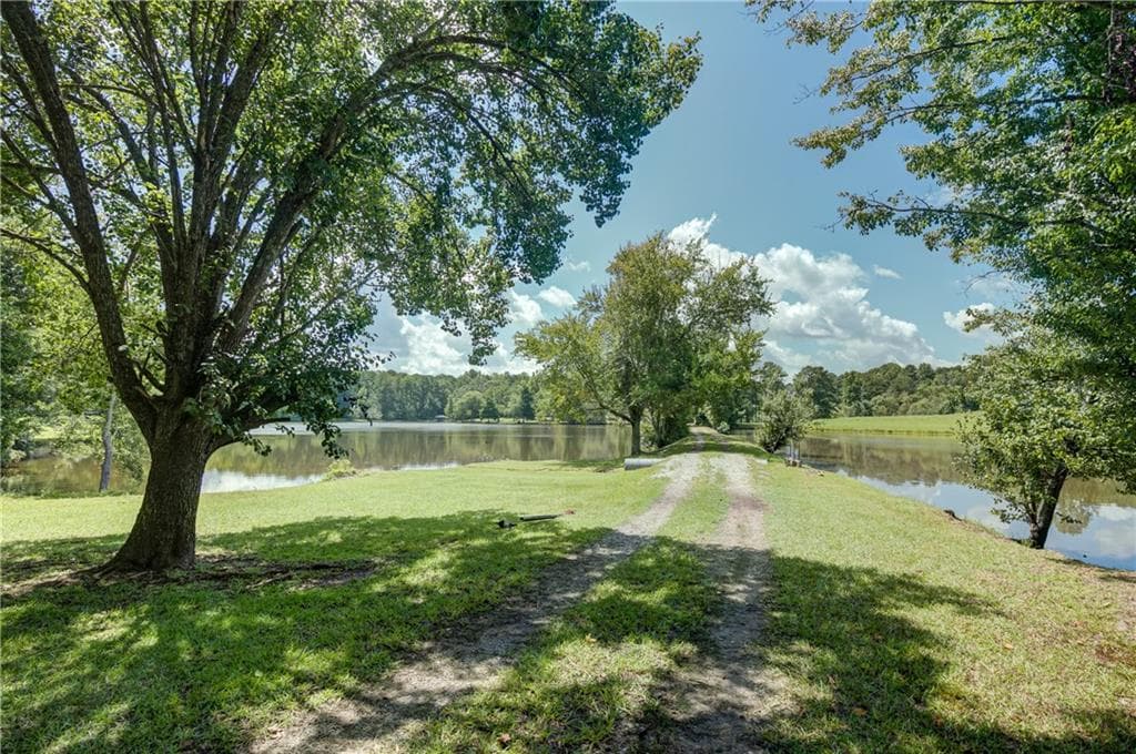 3 bedroom, 4 bathroom, 2,244 sq ft single family residence for sale at 215 Wessmanor Drive, Bowdon, GA 30108 — photo 4