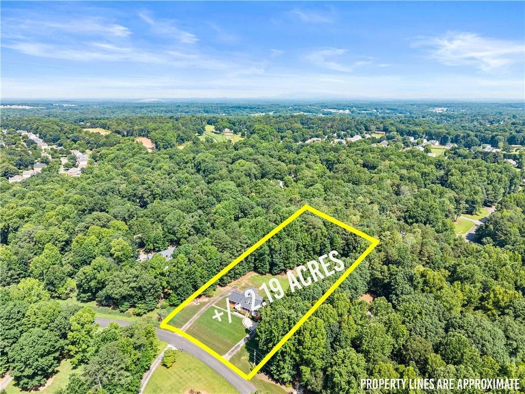 3 bedroom, 3 bathroom, 2,552 sq ft single family residence under contract at 4120 Nicholas Drive, Cumming, GA 30040 — photo 7