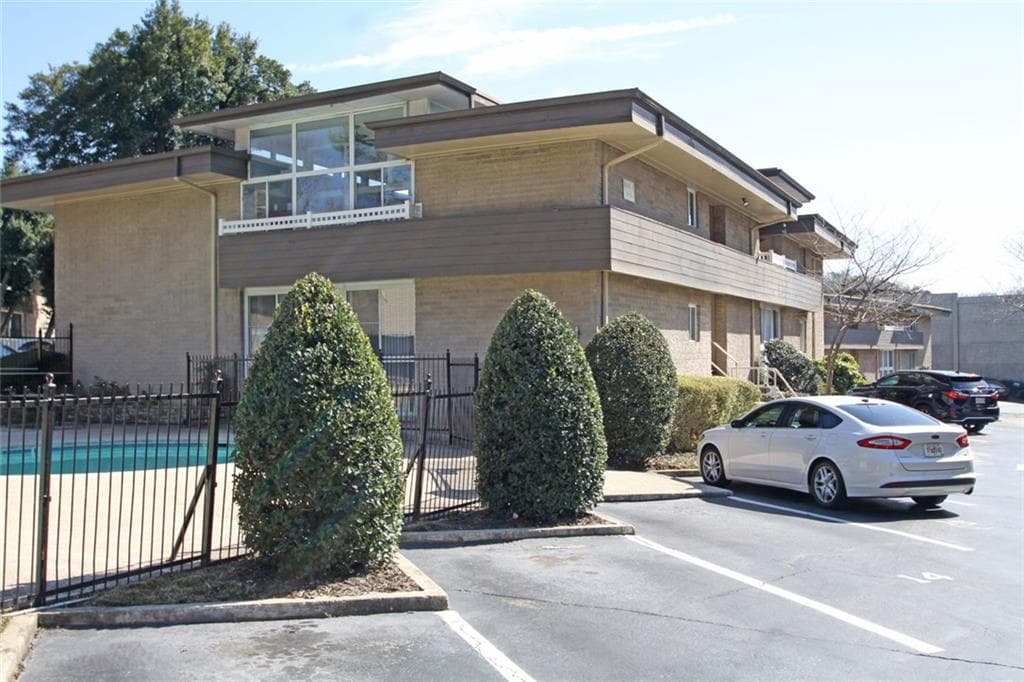 2 bedroom, 2 bathroom, 1,152 sq ft condominium for sale at 346 Carpenter Drive 32, Sandy Springs, GA 30328 — photo 2