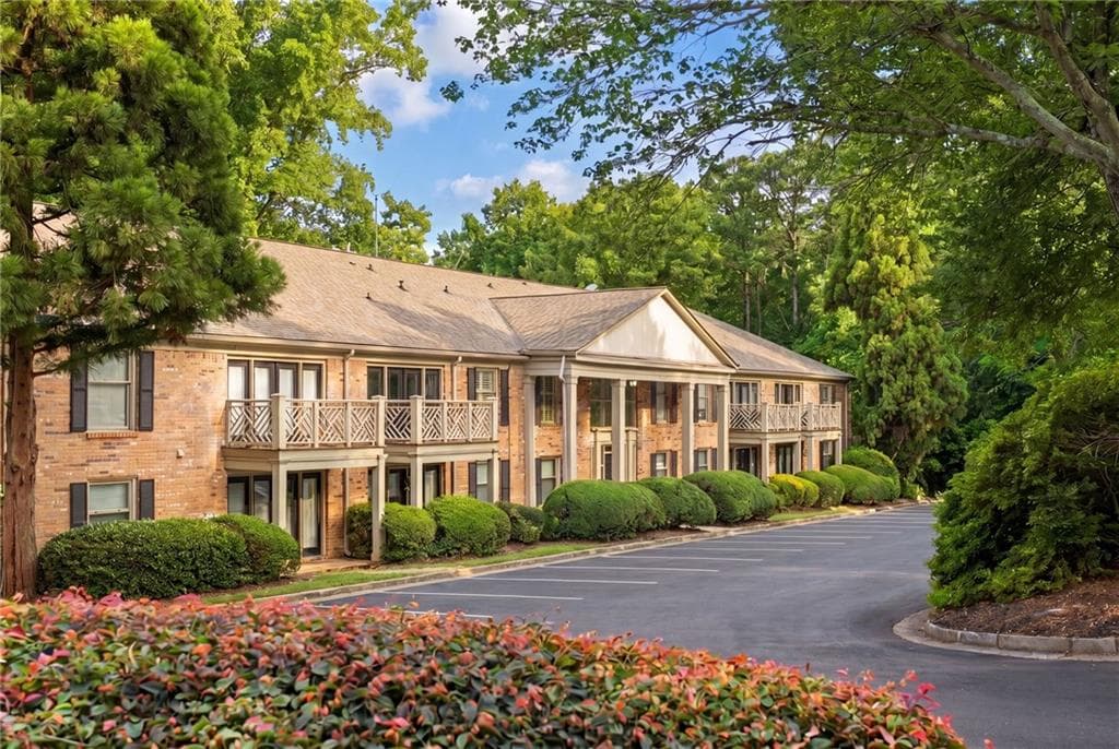 2 bedroom, 1 bathroom, 1,008 sq ft condominium for sale at 3650 Ashford Dunwoody Road 927, Atlanta, GA 30319 — photo 2