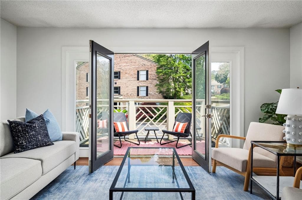 2 bedroom, 1 bathroom, 1,008 sq ft condominium for sale at 3650 Ashford Dunwoody Road 927, Atlanta, GA 30319 — photo 4