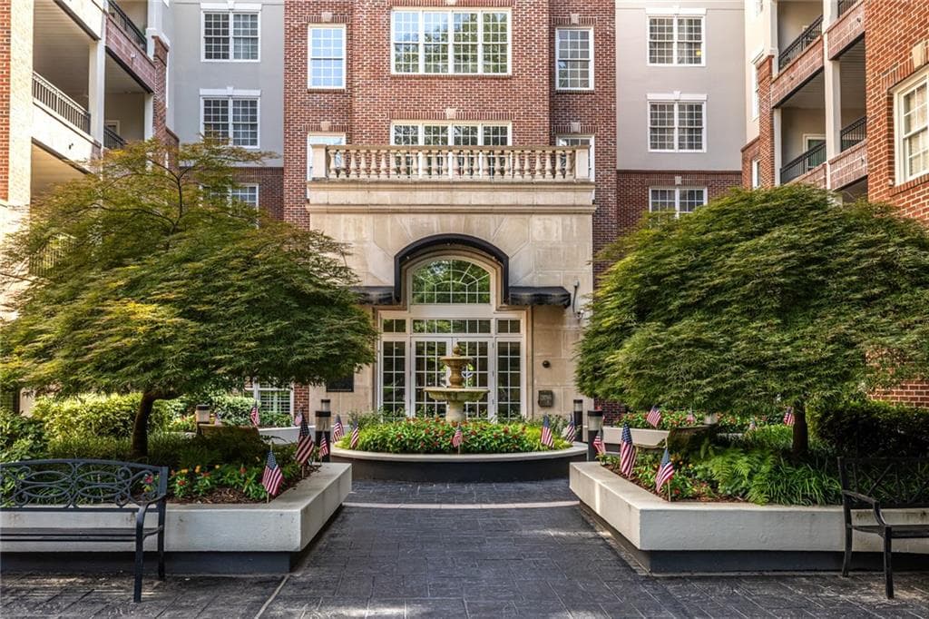 2 bedroom, 2 bathroom, 1,350 sq ft condominium for sale at 50 Biscayne Drive 3111, Atlanta, GA 30309 — photo 1 of 34