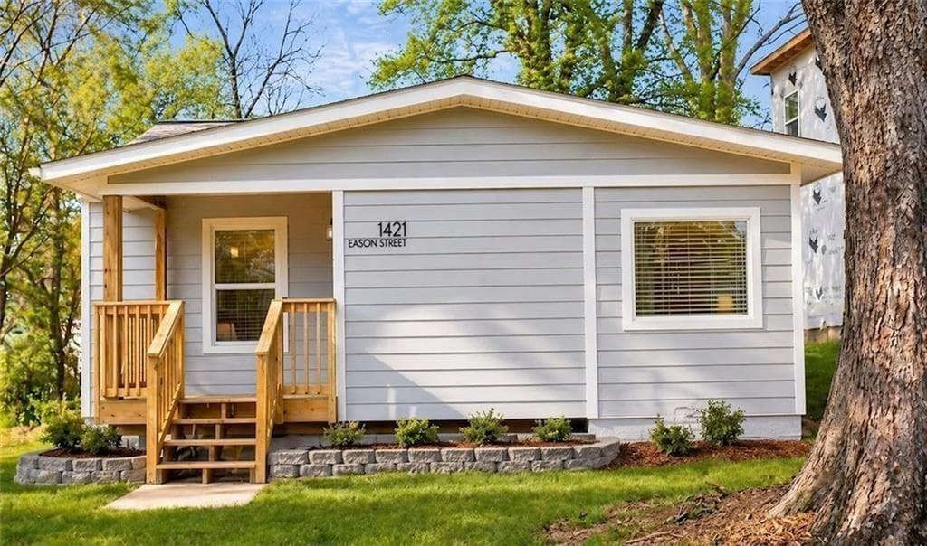 3 bedroom, 2 bathroom, 1,500 sq ft single family residence for sale at 1421 Eason Street, Atlanta, GA 30314 — photo 1 of 10