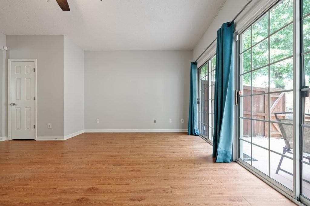 2 bedroom, 3 bathroom, 1,218 sq ft townhouse for sale at 2000 Whitestone Place, Alpharetta, GA 30005 — photo 9