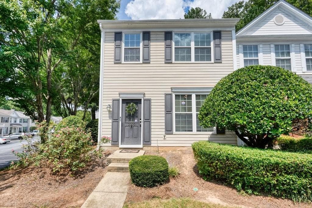 2 bedroom, 3 bathroom, 1,218 sq ft townhouse for sale at 2000 Whitestone Place, Alpharetta, GA 30005