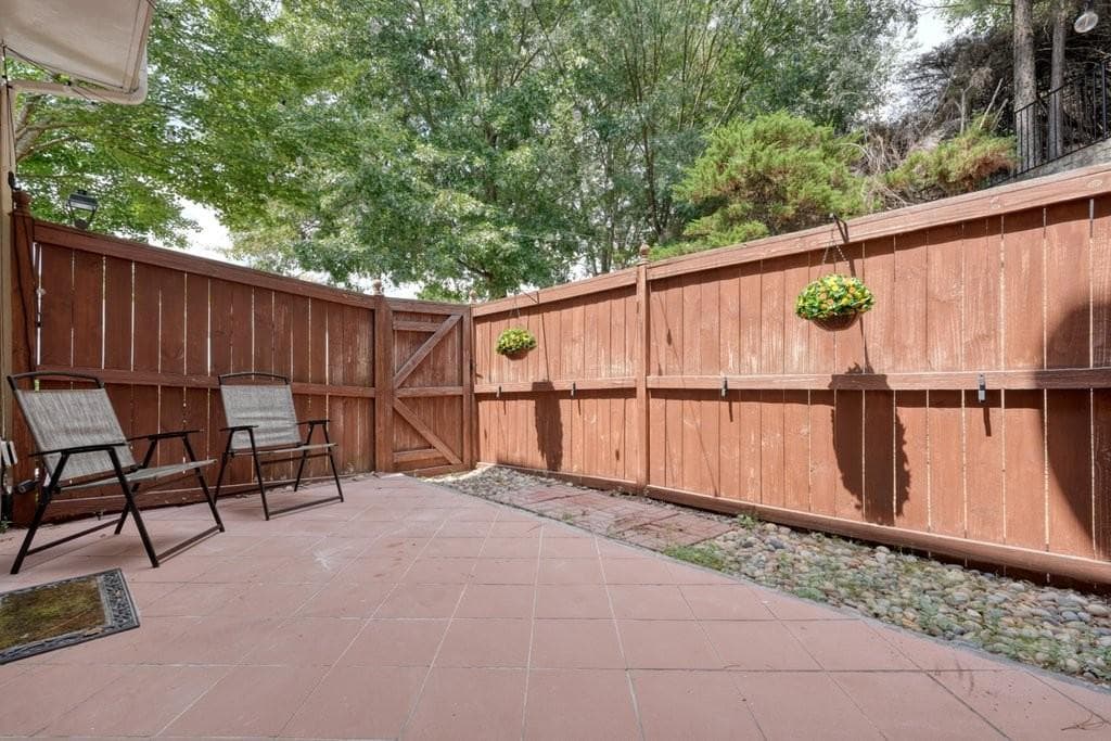 2 bedroom, 3 bathroom, 1,218 sq ft townhouse for sale at 2000 Whitestone Place, Alpharetta, GA 30005 — photo 4