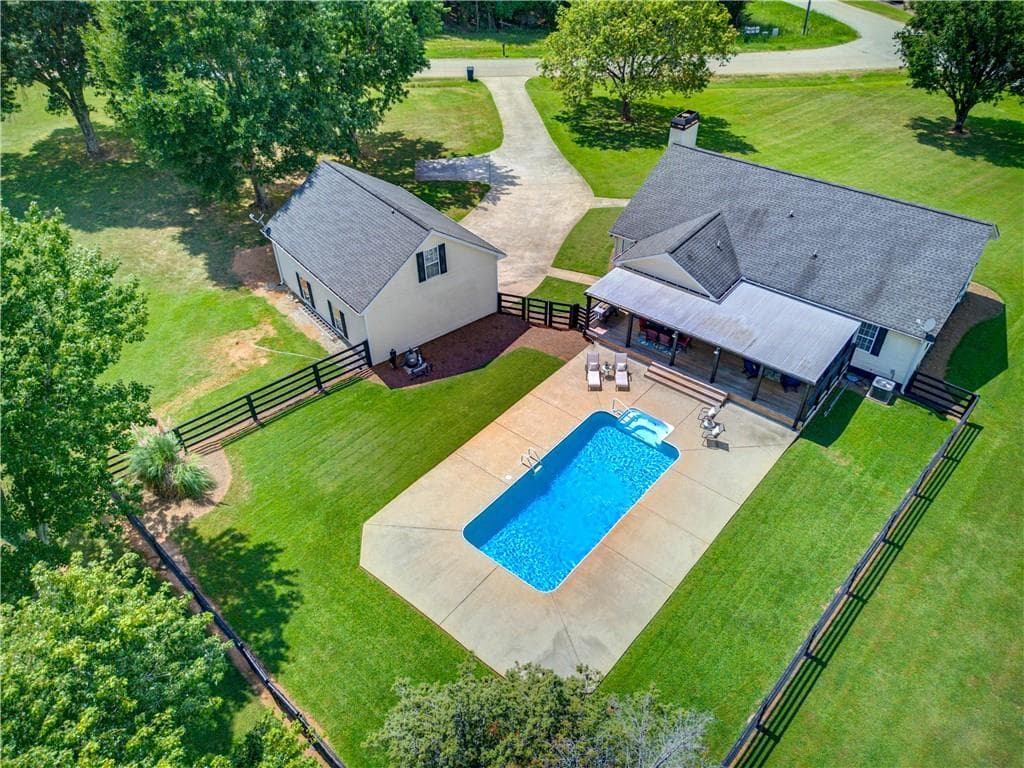 3 bedroom, 2 bathroom, 1,320 sq ft single family residence for sale at 15 Davis Road, Jefferson, GA 30549 — photo 2