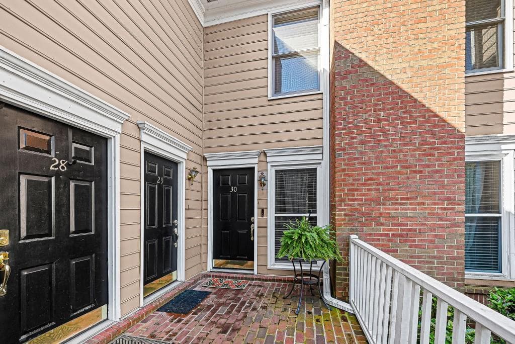 2 bedroom, 3 bathroom, 1,366 sq ft townhouse for sale at 7500 Roswell Road 30, Sandy Springs, GA 30350 — photo 2