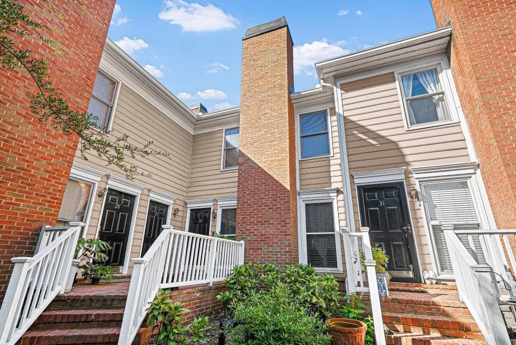 2 bedroom, 3 bathroom, 1,366 sq ft townhouse for sale at 7500 Roswell Road 30, Sandy Springs, GA 30350 — photo 4