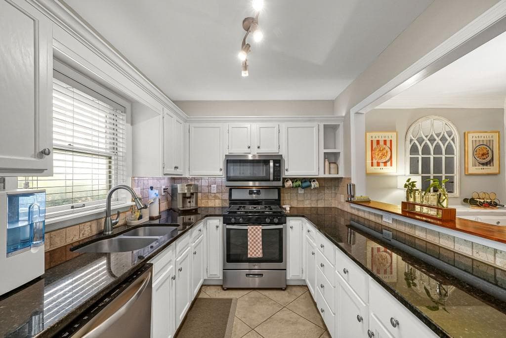 2 bedroom, 3 bathroom, 1,366 sq ft townhouse for sale at 7500 Roswell Road 30, Sandy Springs, GA 30350 — photo 9