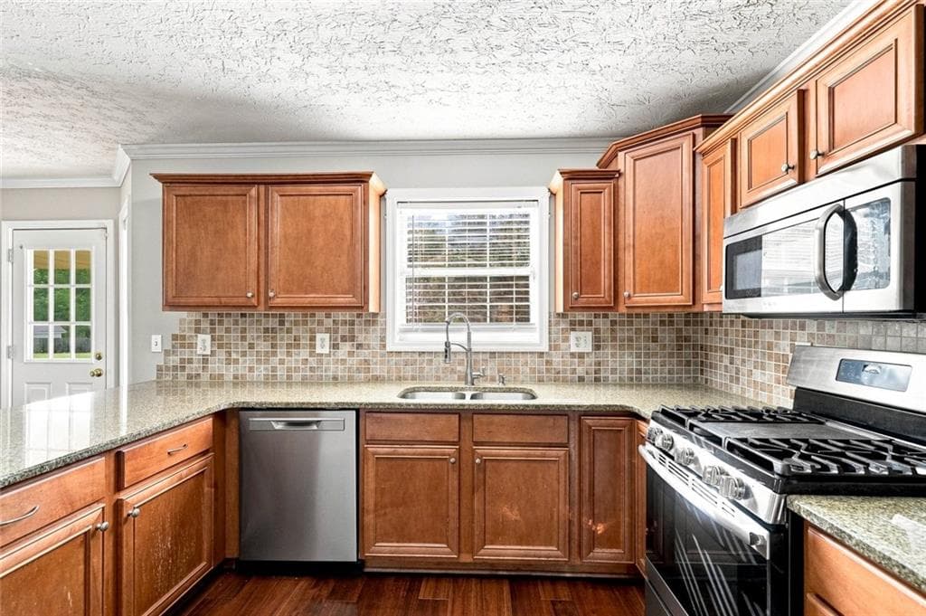 4 bedroom, 3 bathroom, 2,167 sq ft single family residence under contract at 304 Waterfront Drive, Mcdonough, GA 30253 — photo 8