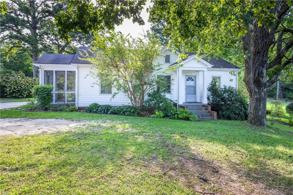 3 bedroom, 1 bathroom, 1,110 sq ft single family residence for sale at 303 Georgianna Street, Jasper, GA 30143 — photo 1 of 27