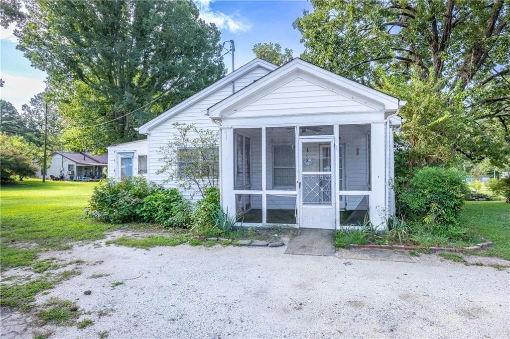 3 bedroom, 1 bathroom, 1,110 sq ft single family residence for sale at 303 Georgianna Street, Jasper, GA 30143 — photo 5