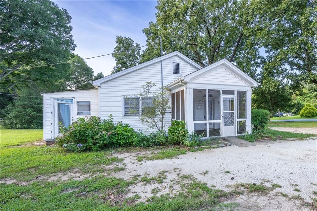 3 bedroom, 1 bathroom, 1,110 sq ft single family residence for sale at 303 Georgianna Street, Jasper, GA 30143 — photo 6
