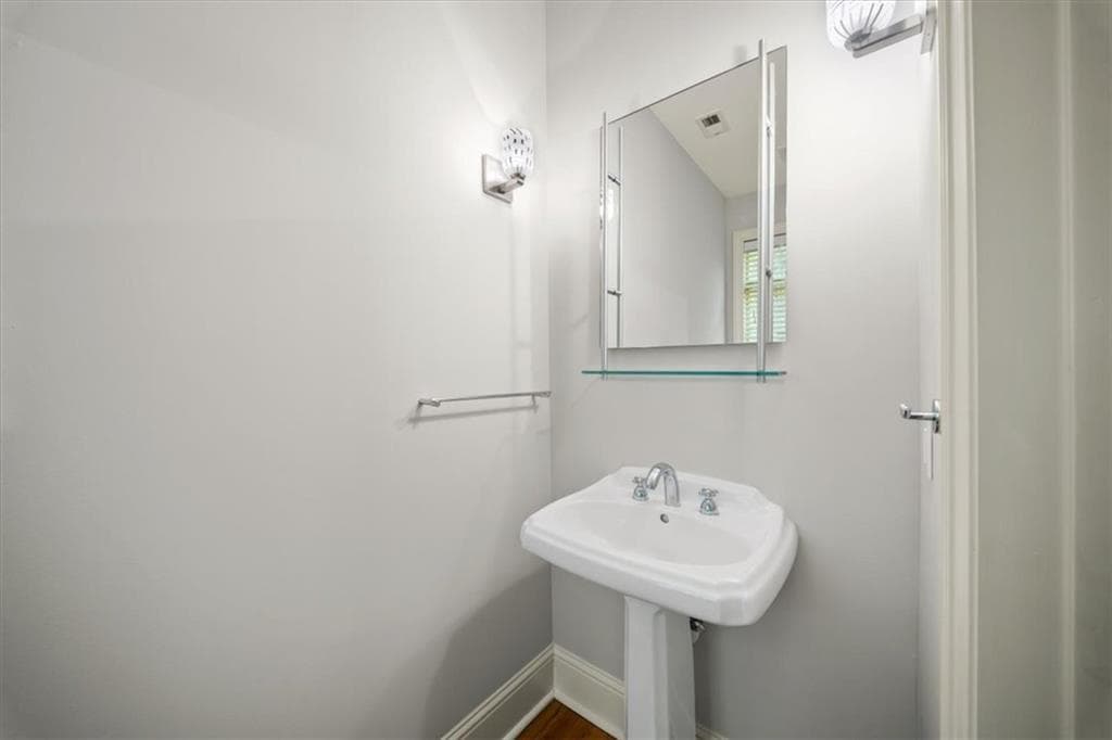 1 bedroom, 2 bathroom, 1,224 sq ft townhouse for sale at 1115 Glenridge Place, Sandy Springs, GA 30342 — photo 8
