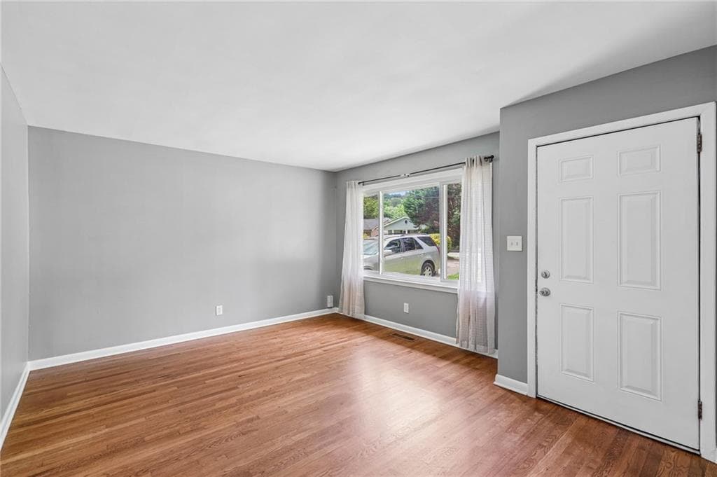 3 bedroom, 1 bathroom, 1,077 sq ft single family residence for sale at 655 Albert Street, Atlanta, GA 30318 — photo 3