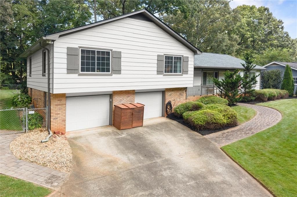 3 bedroom, 3 bathroom, 2,188 sq ft single family residence under contract at 2954 Carolyn Street, Marietta, GA 30062 — photo 3