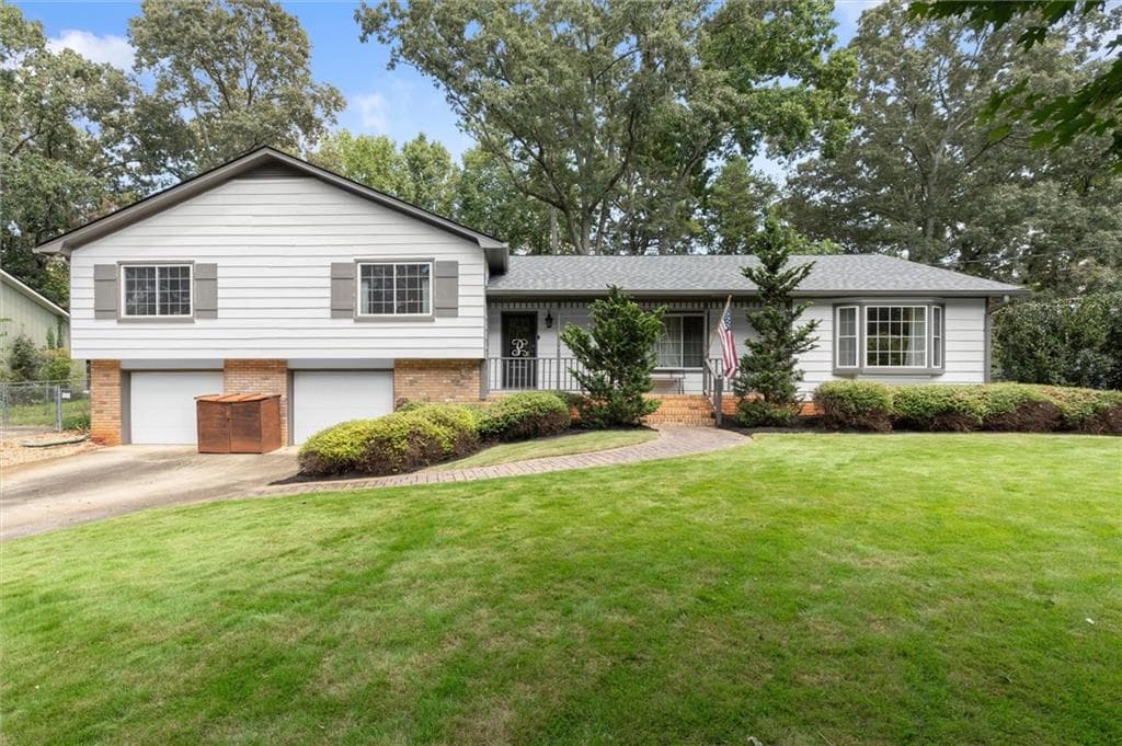3 bedroom, 3 bathroom, 2,188 sq ft single family residence under contract at 2954 Carolyn Street, Marietta, GA 30062 — photo 2