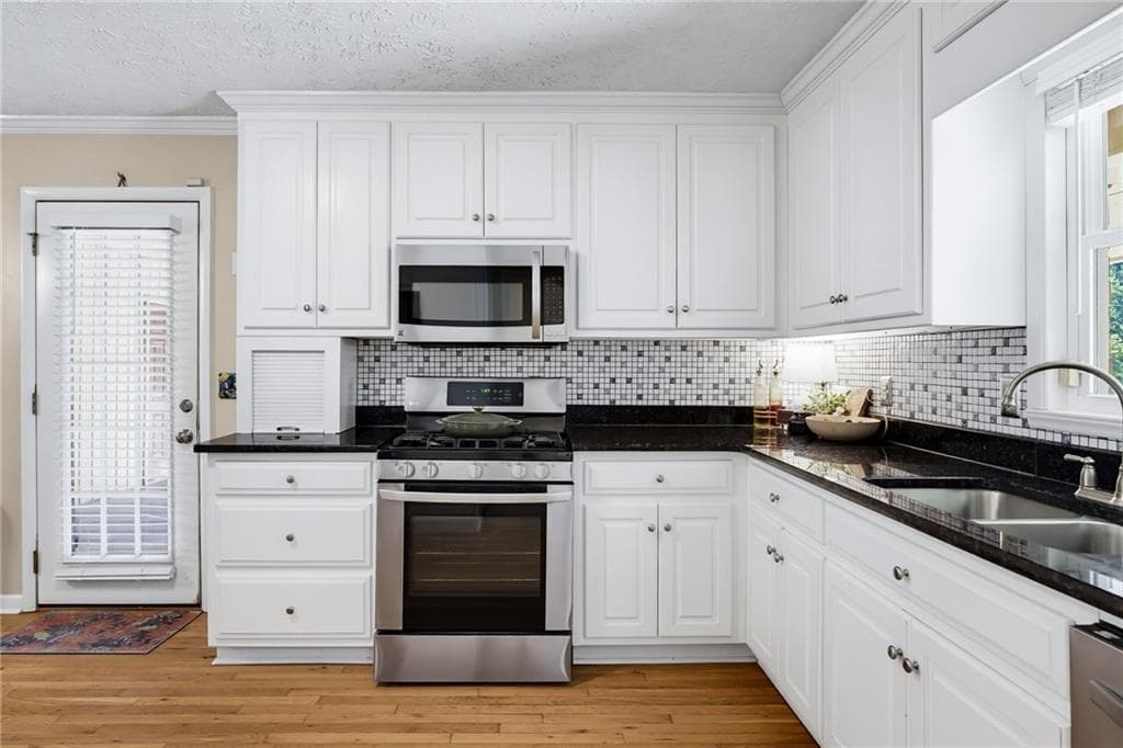 3 bedroom, 3 bathroom, 1,850 sq ft single family residence for sale at 3307 Wildwood Drive, Marietta, GA 30060 — photo 3
