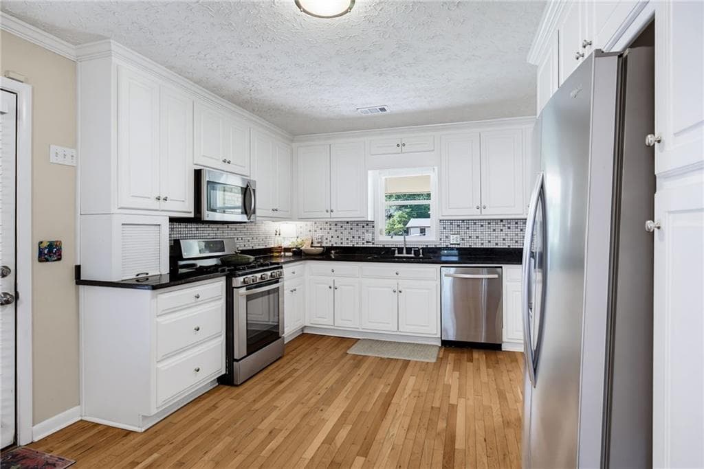 3 bedroom, 3 bathroom, 1,850 sq ft single family residence for sale at 3307 Wildwood Drive, Marietta, GA 30060 — photo 4