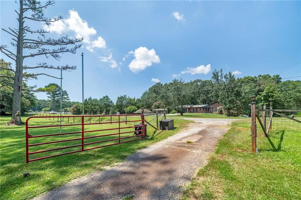 3 bedroom, 3 bathroom, 2,322 sq ft single family residence under contract at 2450 McGarity Road, Mcdonough, GA 30252 — photo 4
