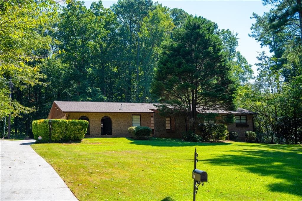 3 bedroom, 3 bathroom, 2,982 sq ft single family residence for sale at 5428 Smoke Rise Drive, Stone Mountain, GA 30087 — photo 2