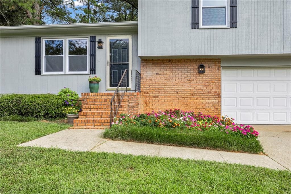 3 bedroom, 2 bathroom, 1,456 sq ft single family residence for sale at 3417 Creekwood Drive, Conyers, GA 30094 — photo 2