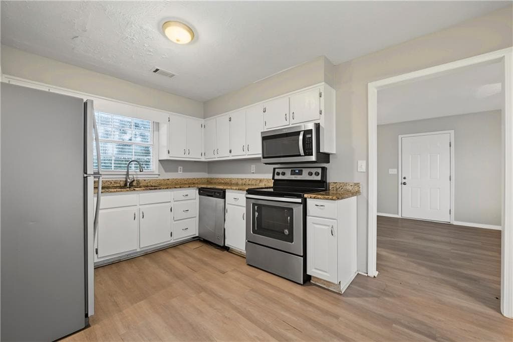 3 bedroom, 3 bathroom, 1,864 sq ft single family residence for sale at 212 Sarann Court, Lilburn, GA 30047 — photo 7