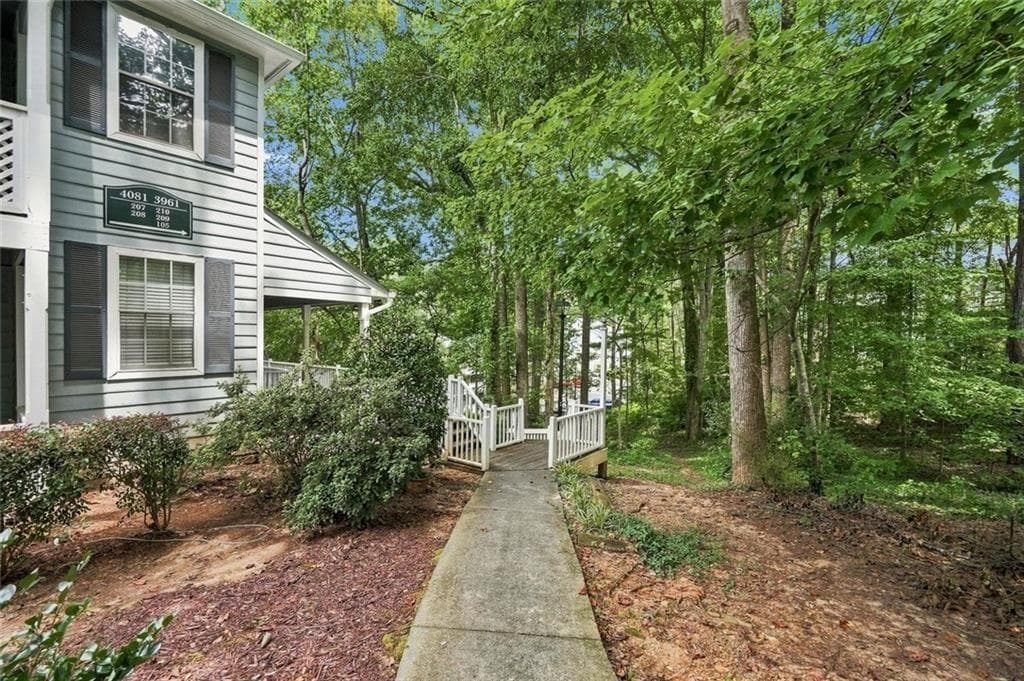 3 bedroom, 2 bathroom, 1,587 sq ft condominium for sale at 4081 Riverlook Parkway 207, Marietta, GA 30067 — photo 3