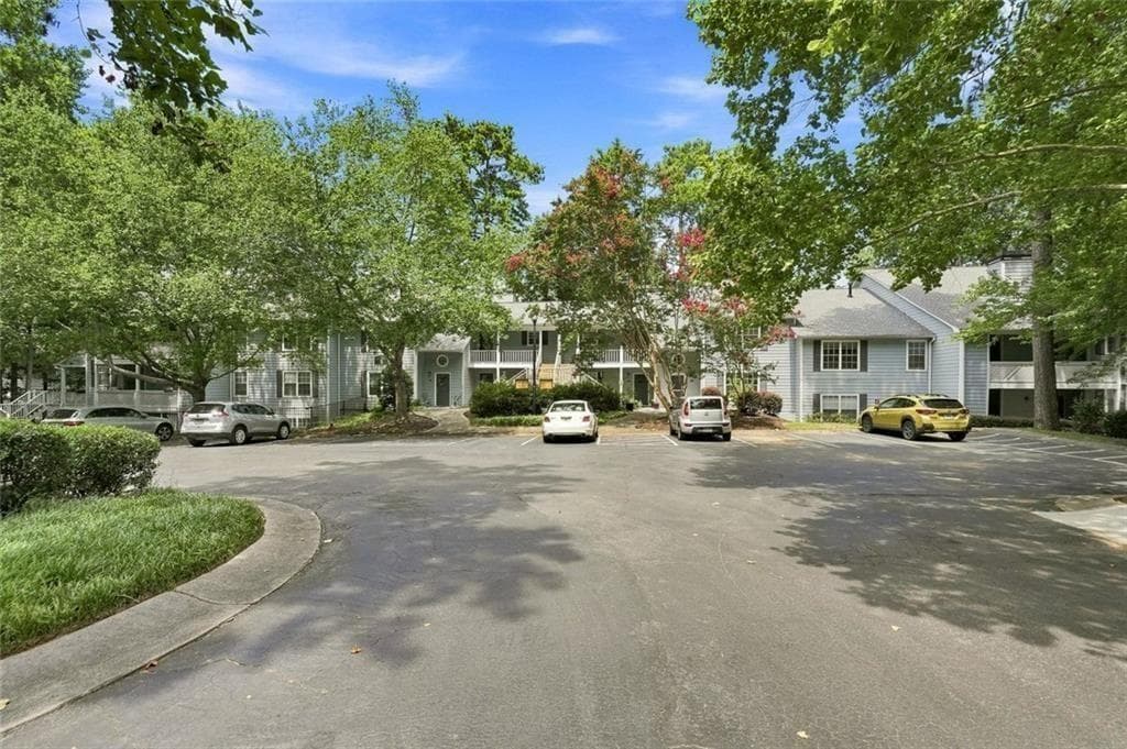 3 bedroom, 2 bathroom, 1,587 sq ft condominium for sale at 4081 Riverlook Parkway 207, Marietta, GA 30067 — photo 4