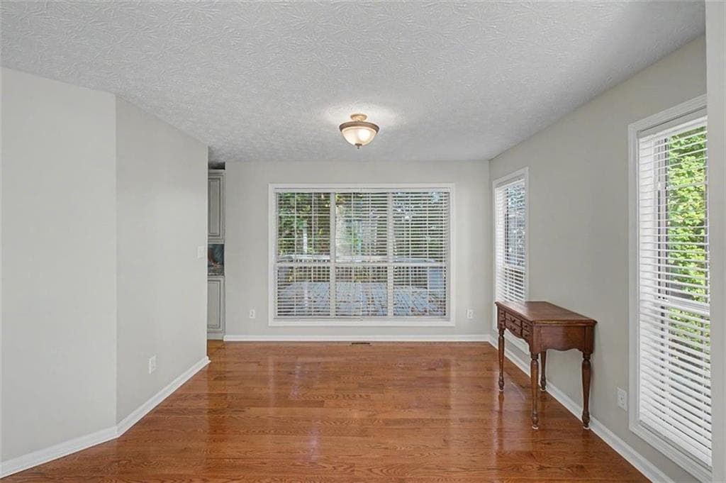 5 bedroom, 4 bathroom, 1,928 sq ft single family residence under contract at 1011 Braelin Court, Woodstock, GA 30189 — photo 5