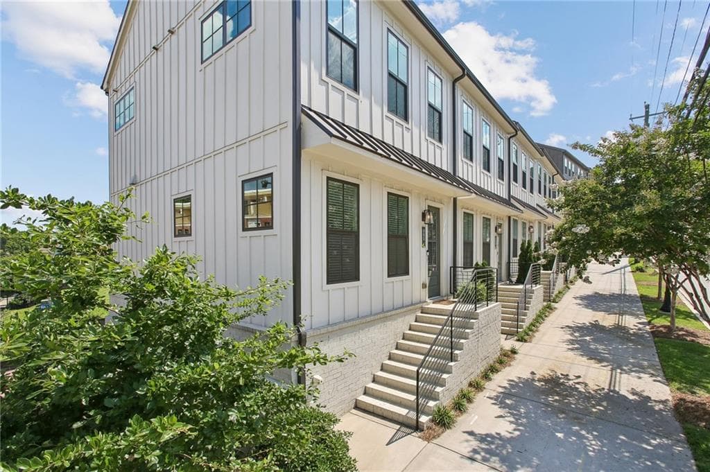 2 bedroom, 3 bathroom, 1,680 sq ft townhouse for sale at 990 Viney Way, Atlanta, GA 30318 — photo 1 of 25