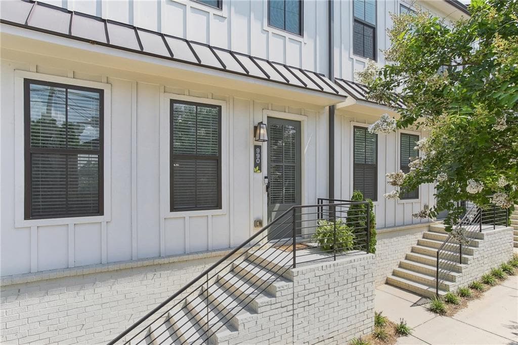 2 bedroom, 3 bathroom, 1,680 sq ft townhouse for sale at 990 Viney Way, Atlanta, GA 30318 — photo 2