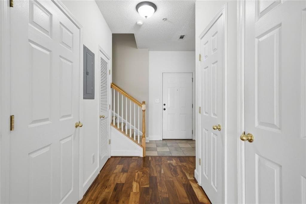 2 bedroom, 3 bathroom, 1,379 sq ft condominium for sale at 2111 Woodland Lane, Alpharetta, GA 30009 — photo 8