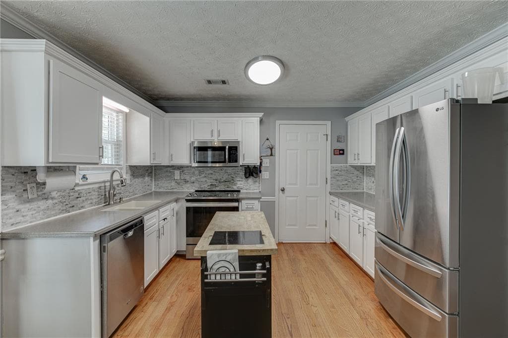 5 bedroom, 4 bathroom, 3,000 sq ft single family residence for sale at 3220 Plantation Run Drive, Loganville, GA 30052 — photo 5