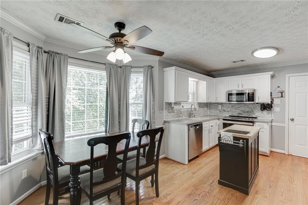 5 bedroom, 4 bathroom, 3,000 sq ft single family residence for sale at 3220 Plantation Run Drive, Loganville, GA 30052 — photo 6