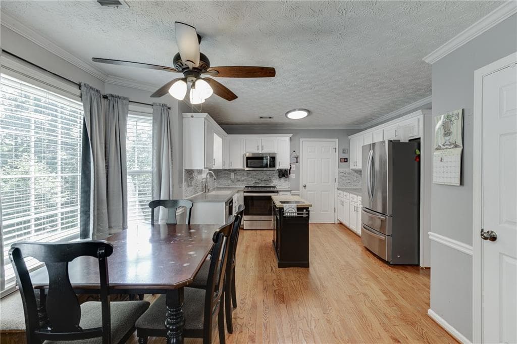 5 bedroom, 4 bathroom, 3,000 sq ft single family residence for sale at 3220 Plantation Run Drive, Loganville, GA 30052 — photo 7