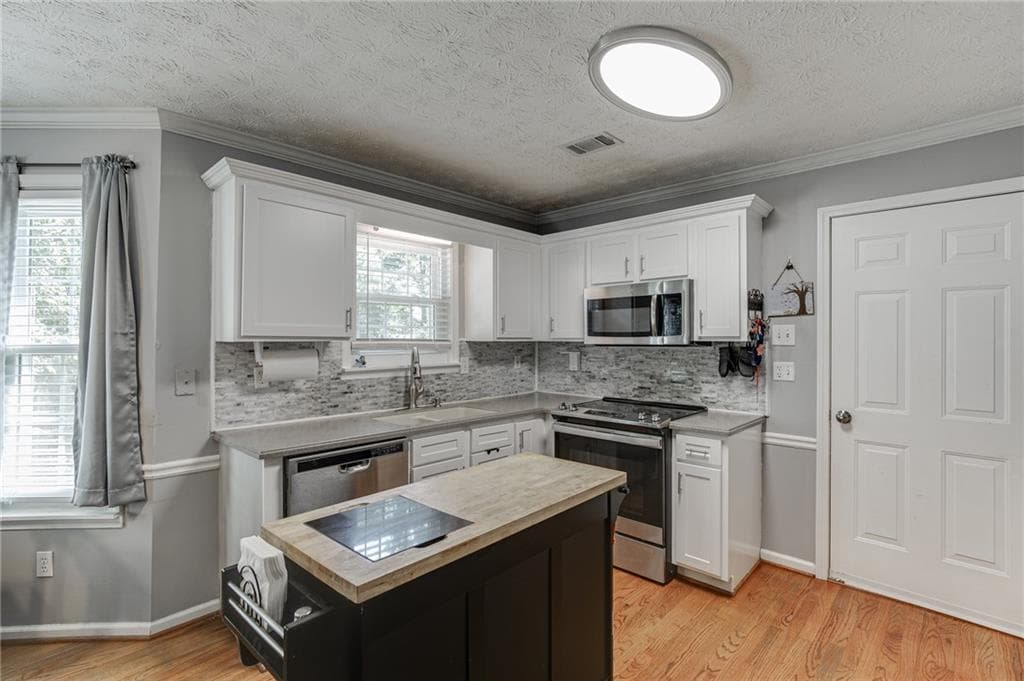5 bedroom, 4 bathroom, 3,000 sq ft single family residence for sale at 3220 Plantation Run Drive, Loganville, GA 30052 — photo 8