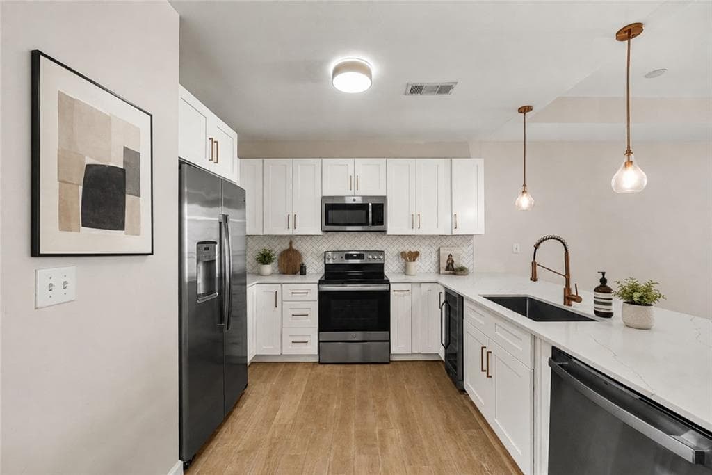 1 bedroom, 2 bathroom, 901 sq ft condominium for sale at 711 Cosmopolitan Drive 622, Atlanta, GA 30324 — photo 2