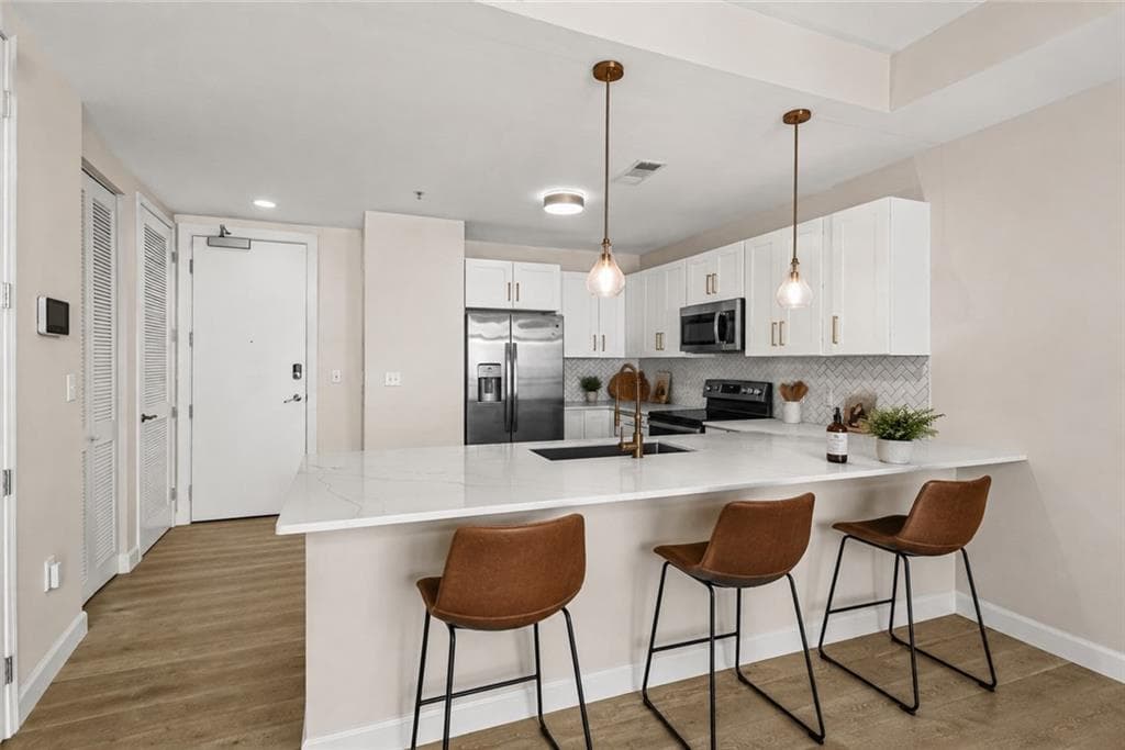 1 bedroom, 2 bathroom, 901 sq ft condominium for sale at 711 Cosmopolitan Drive 622, Atlanta, GA 30324 — photo 3