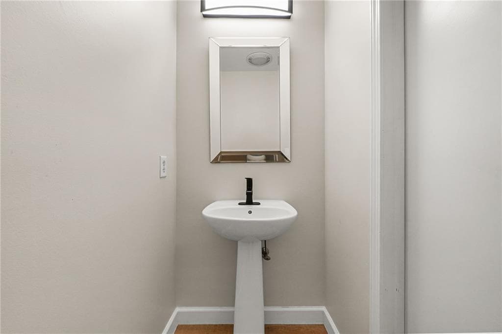 1 bedroom, 2 bathroom, 901 sq ft condominium for sale at 711 Cosmopolitan Drive 622, Atlanta, GA 30324 — photo 8