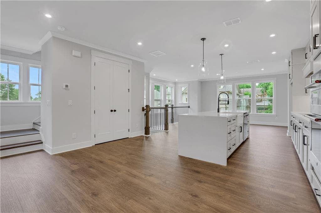 3 bedroom, 4 bathroom, 2,296 sq ft townhouse for sale at 118 Bridgecrest Road, Roswell, GA 30075 — photo 4