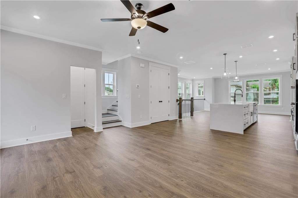 3 bedroom, 4 bathroom, 2,296 sq ft townhouse for sale at 118 Bridgecrest Road, Roswell, GA 30075 — photo 2