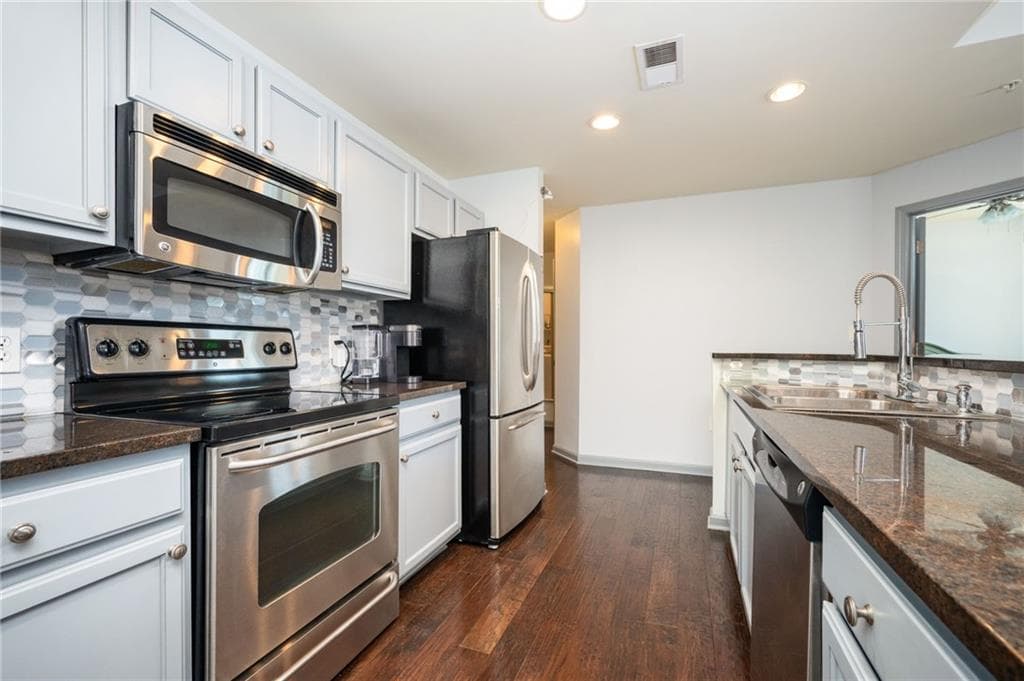 2 bedroom, 2 bathroom, 1,233 sq ft condominium for sale at 3040 Peachtree Road 212, Atlanta, GA 30305 — photo 2