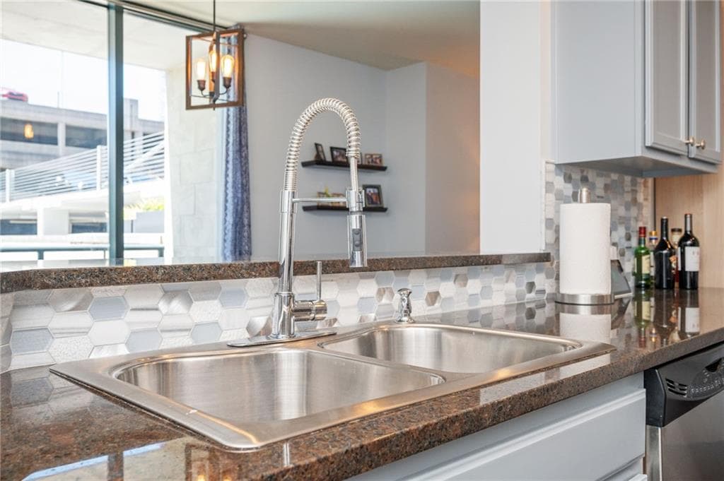 2 bedroom, 2 bathroom, 1,233 sq ft condominium for sale at 3040 Peachtree Road 212, Atlanta, GA 30305 — photo 3