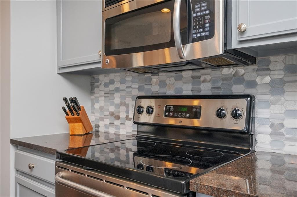 2 bedroom, 2 bathroom, 1,233 sq ft condominium for sale at 3040 Peachtree Road 212, Atlanta, GA 30305 — photo 4