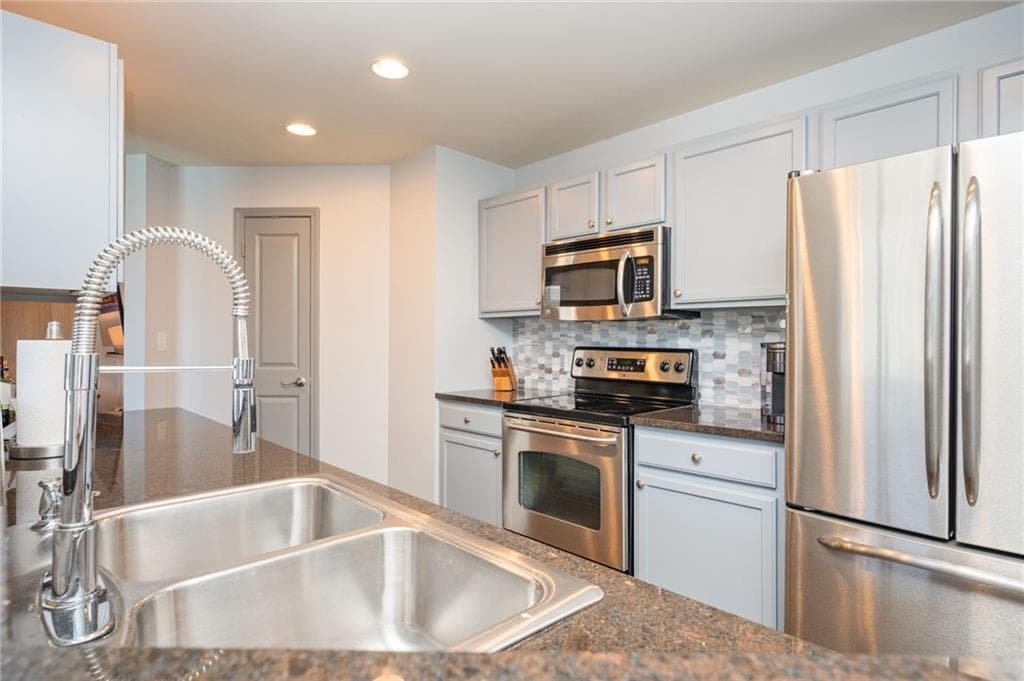 2 bedroom, 2 bathroom, 1,233 sq ft condominium for sale at 3040 Peachtree Road 212, Atlanta, GA 30305 — photo 5