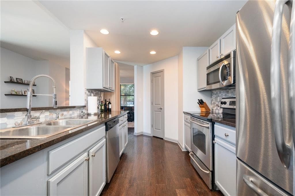 2 bedroom, 2 bathroom, 1,233 sq ft condominium for sale at 3040 Peachtree Road 212, Atlanta, GA 30305 — photo 6
