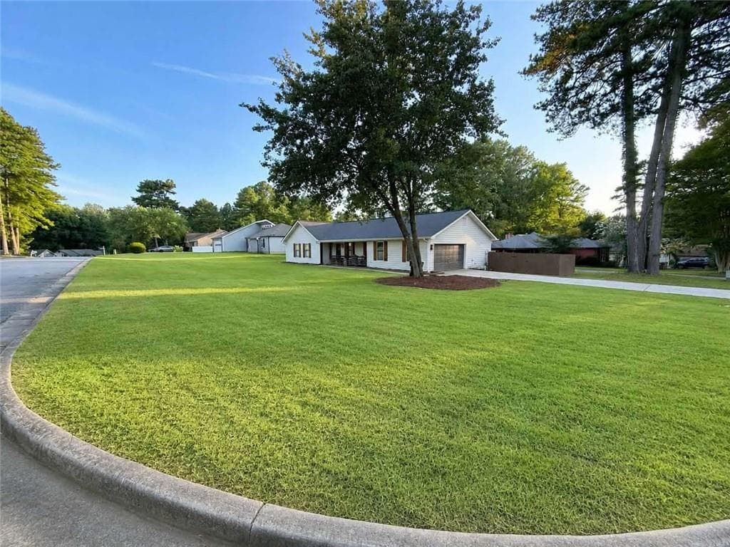 3 bedroom, 2 bathroom, 1,824 sq ft single family residence under contract at 808 Darlington Drive, Jonesboro, GA 30238 — photo 2