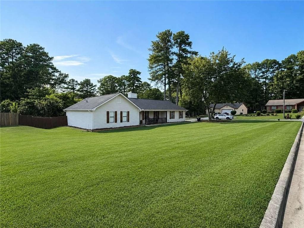 3 bedroom, 2 bathroom, 1,824 sq ft single family residence under contract at 808 Darlington Drive, Jonesboro, GA 30238 — photo 3